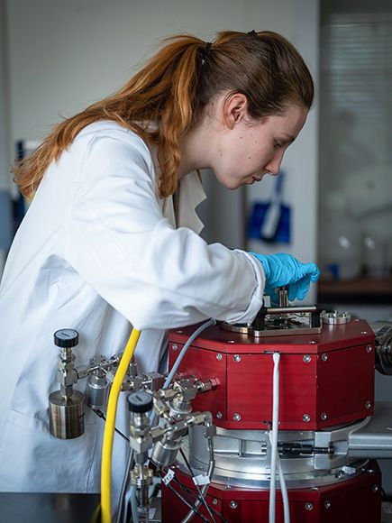 In vacuum: Empa doctoral student Johanna Byloff prepares the samples on the coating system of the Empa spin-off Swiss Cluster.(Image: Roland Richter, Empa)