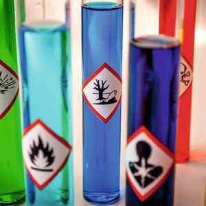 Abb.1: Mit der CLP-Verordnung wurden u.a. die Gefahrenpiktogramme erneuert. Im Bild zu sehen (v.l.): Explosiv, entzündbar, umweltgefährlich, ernste Gesundheitsgefahr, akute Toxizität und korrosiv