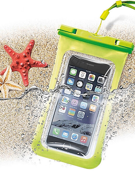 Voyager – Das Must-have dieses Sommers von Cellularline: Das wasserdichte Smartphone-Case ist perfekt für einen entspannten Tag am Strand. Es schützt das Smartphone vor Wasser, Schmutz, Sand und Sonnencreme. Darüber hinaus können auch andere wichtige Gegenstände wie der Führerschein, Geldmünzen oder ein Bild der Liebsten in dem praktischen Beutel verstaut werden. Das Voyager-Case ist bis zu einer Tiefe von 20 Metern wasserdicht (Zertifizierung IPx8). Dank der weichen, transparenten PVC Hülle und dem integrierten Neckband kann man das Smartphone weiter nutzen. Erhältlich in den Farben Orange, Blau, Zitronengrün, Fuchsia, Weiß und Schwarz (UVP 14,99 Euro).      (Cellularline)