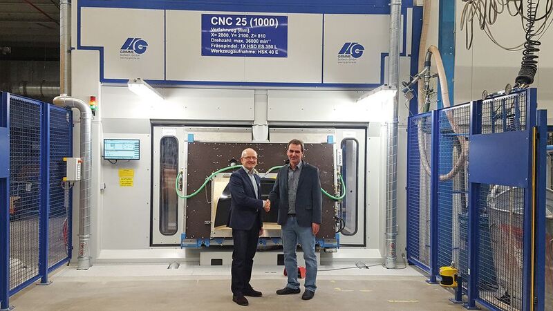 Von links: Kurt Fraunhofer, Geschäftsführer von Fritzmeier Composite und der HG-Grimme-CEO Wolfgang Grimme vor der 1000sten Fräsmaschine, einer CNC-G-S-F/S, für die problemlose Bearbeitung von Composites. (HG Grimme)