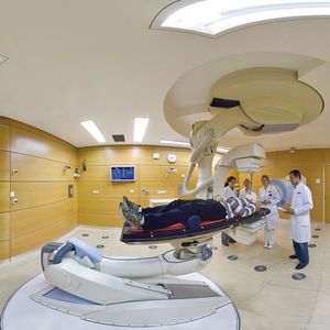 Dank seiner sechs Freiheitsgrade kann der Kuka Roboter Patienten flexibel und präzise bewegen.  Bild: Universitätsklinikum Heidelberg HIT