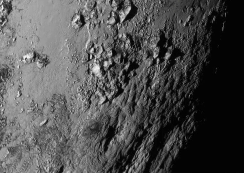 Mission New Horizon: Die Teleskopkamera LORRI erfasst faszinierende Berglandschaften, aufgenommen in der Nähe von Plutos Äquator. (Bild: Nasa)