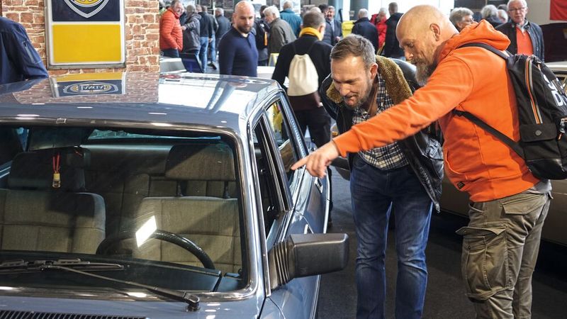 Nachdem die Classic Motorshow 2021 und 2022 ausfallen musste, hatten Oldtimerfans in diesem Jahr offenbar Nachholbedarf. Schon am Freitag strömten sie zahreich in die Messehallen – zum Schauen, Fachsimpeln und auch Kaufen. (Bild: Dominsky –  »kfz-betrieb«)