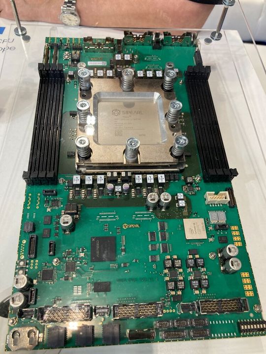 Sipearl zeigte „Rhea-1“, seinen in Europa entwickelten Chip für Hochleistungsrechenzentren. (Bild:  Rüdiger)