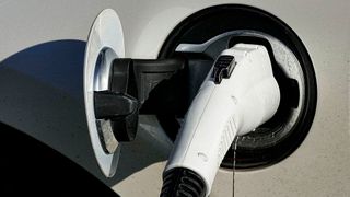 Die Bundesregierung muss sparen und will deshalb dem Umweltbonus den Stecker ziehen. Die staatliche Förderung für Elektrofahrzeuge soll früher als geplant auslaufen. (Bild: frei lizenziert)