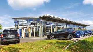 Das Ford-Autohaus Auers in Sulzbach-Rosenberg will sich noch stärker auf Nutzfahrzeuge fokussieren. (Bild: Mauritz/»kfz-betrieb«)