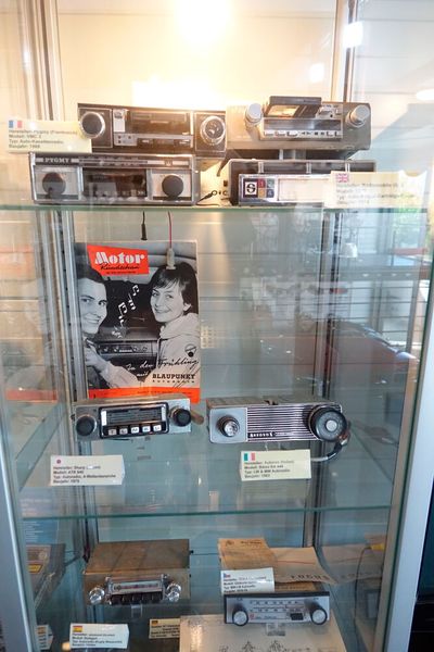 Ende der 1920er Jahre fanden erste Radios ihren Platz im Automobil. Im X-Cube des Museums kann man anhand vieler Modelle aus einem Jahrhundert Entwicklungsgeschichte den Wandel und Stellenwert des  Autoradios bis hin zum Multimedia-Navi von heute sehen.  (Bild: Dominsky – VCG)