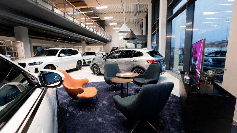 „Retail Next“ heißt das neue Showroom-Konzept von BMW, das ab sofort bis 2028 umgesetzt werden soll.(Bild:  Widmann + Winterholler)