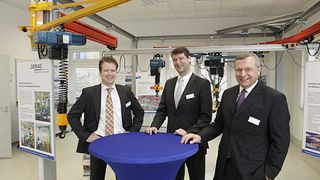 Freuen sich über die Neueröffnung (v.l.n.r.): Dr. Lars Brzoska, Direktor Konzernvertrieb Demag Cranes AG, Dr. Markus Baumann, Leiter der Regionalvertretung Wiesbaden sowie Klaus Bohnet, Leiter der Vertriebs- und Servicegesellschaft Deutschland. Bild: Demag Cranes (Archiv: Vogel Business Media)