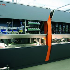 Bild 1: 
Modulartig aufgebaute Maschine zum Schleifen, Entgraten und Fräsen von Massenteilen. Der Durchsatz beträgt bis zu 30 000 Stück in der Stunde.