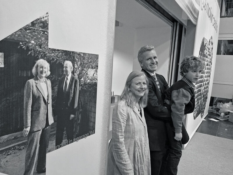 Blick ins Bildarchiv: Die Inhaber-Familie Blase neben einem Foto der beiden Unternehmensgründer.  (Jablonski)