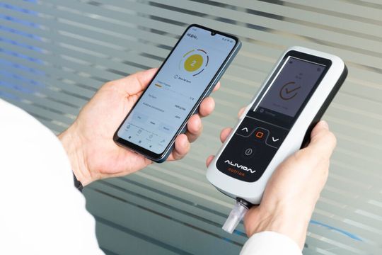 Der Atem-Aceton-Analysator Nutrion wird über eine Smartphone-App bedient und ermöglicht die selbstständige Messung von Atemaceton als Biomarker des Fettstoffwechsels.(Bild:  Alivion AG)