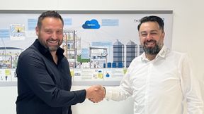 Weichenstellung für die OI4 Alliance: Michael Riester (links) und der scheidende Managing Director Ekrem Yigitdöl (rechts) beim offiziellen Handschlag. (Bild: OI4 Alliance)