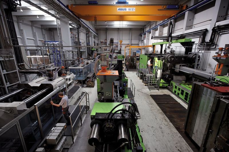 Bild 3: Je mehr Funktionselemente ein Verkleidungsteil enthält, umso wirtschaftlicher ist das Spritzgießen. Grund dafür ist die Einsparung von Fertigungsschritten im Vergleich zu metallbearbeitenden Verfahren. (Archiv: Vogel Business Media)