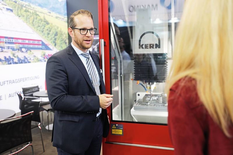 Simon Eickholt, Managing Director of Kern Mikrotechnik, meets experts from the tool, pattern and mould making industry at Moulding Expo: “The leads which we generate here are first class.” (Messe Stuttgart)