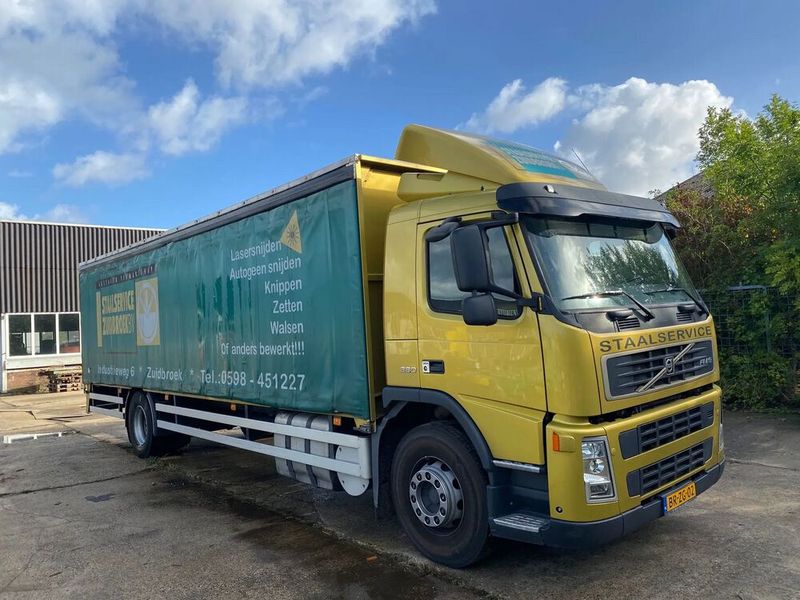 Auch einen Lkw in Superzustand kann per Höchstgebot erworben werden: ein Volvo FN9 4x2Ri. (Bild: Surplex)