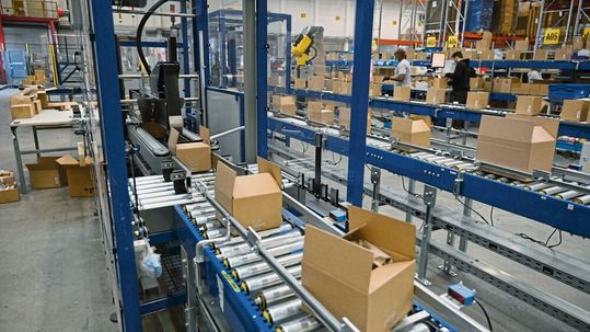 Die Kartonverschließer CS-1000 Random gewährleisten für das hohe Produktionsvolumen einen zuverlässigen Verschluss. Die Kartonverschließer CS-1000 Random gewährleisten für das hohe Produktionsvolumen einen zuverlässigen Verschluss.