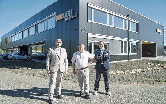 V. l. n. r.: Simon Bournez (COO, Dixi-Polytool), Dragos Bizgan (COO, Gampelen) und Thibaut Castella (CEO und Inhaber, Dixi Polytool) freuen sich über den neuen Produktionsstandort in Gampelen (BE).(Bild:  Matthias Böhm)