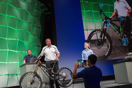 Mike Campbell von PTC zeigt ein instrumentiertes Mountainbike. Die daraus gewonnenen Daten fließen sofort in die Konstruktionssoftware ein – und lassen sich per Augmented Reality in Echtzeit verfolgen. (Bilder: National Instruments)