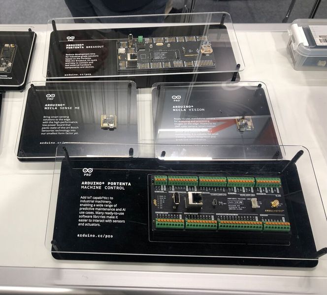 Am Stand von Arduino dreht sich alles um Chipoptimierung. Neben der neuen Kooperation mit Bosch Rexroth wurde auch die Arduino Portenta Serie vorgestellt. Die Portenta Maschinensteuerung erweitert beispielsweise eigenständige Industriemaschinen um industrielle IoT-Funktionen. Sie ermöglicht die Erfassung von Echtzeitdaten aus der Fabrikhalle und unterstützt die Fernsteuerung von Anlagen, auf Wunsch auch aus der Cloud. (Bild: Vogel Communications Group)