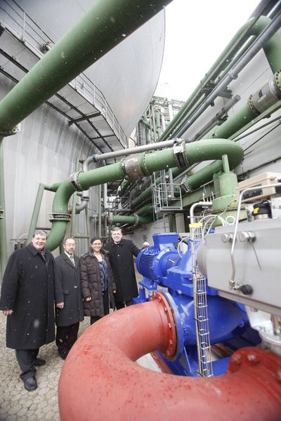 Nutzt die Fallenergie des Wassers in der Kläranlage. Der Einbau einer Turbine in den Wasserablauf der Kläranlage: Kleines „Wasserkraftwerk“ im Industriepark Höchst. Wolf-Rüdiger Ulrich, Leiter des Geschäftsfeldes Entsorgung, die beiden Projektleiter Wolfgang Zang und Gloria Galindo Vanegas und Infraserv-Geschäftsführer Dr. Roland Mohr vor der Turbine und Biohochreaktoren der Kläranlage. (Bild: Infraserv Höchst)