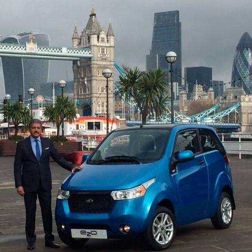 Mahindra-Chef Anand Mahindra präsentiert das Elektroaut „e2o“ in London.(Foto:  Mahindra)