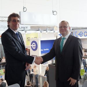 Malvern und Netzsch besiegeln ihre Zusammenarbeit auf der Powtech. Von links: Paul Walker, Geschäftsführer von Malvern und Netzsch-Geschäftsführer Dimitrios Makrakis