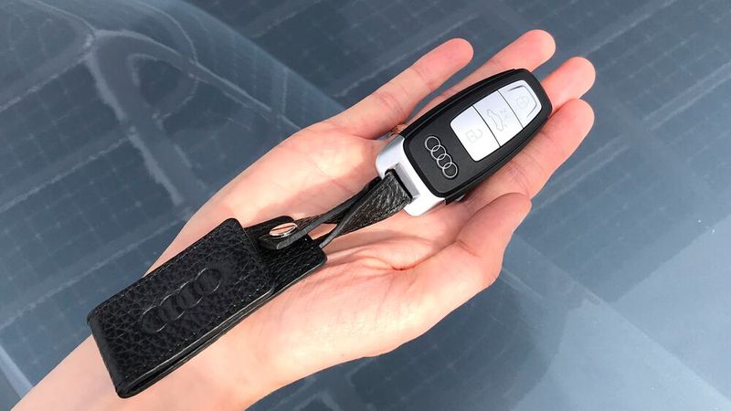 9. Der Schlüssel: Wo andere Hersteller einen riesigen Klumpen, eine billige Plastik-Scheckkarte oder ein halbes Smartphone mitliefern, gibt es bei Audi noch einen schön schlanken Schlüssel, der auch in der Hosentasche nicht aufträgt. (Bild: Rosenow – »kfz-betrieb«)