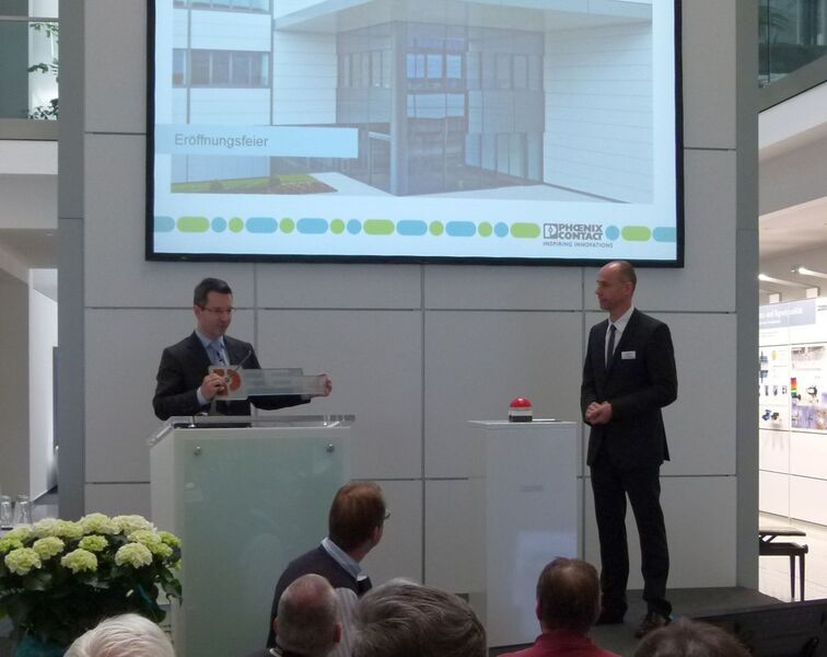 Architekt Florian Brandstetter überreicht den symbolischen Schlüssel für das neue Gebäude an Dr. Martin Wetter, Geschäftsbereichsleiter Überspannungsschutz Phoenix Contact. (s. häuslein/konstruktionspraxis)