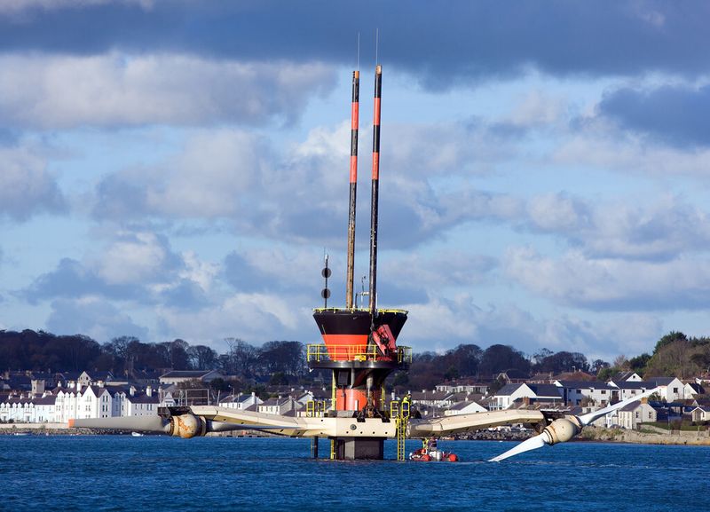 Nur mit der Kraft der Gezeiten erzeugt die Anlage mittels zweier Axial-Turbinen mit einer Gesamtleistung von 1,2 Megawatt (MW) zuverlässig Strom. Zwei Unterwasserrotoren, die an einem Turm angebracht sind treiben die Gezeitenturbine an. Die zweiflügeligen Rotoren drehen sich infolge des Gezeitenstroms und richten sich – dank der um 180 Grad schwenkbaren Blätter – optimal nach der Strömung aus.   Der Querbalken, an dem die beiden Rotoren befestigt sind, hat eine Länge von 29 Metern. Die beiden Antriebsstränge besitzen jeweils einen Rotor mit 16 Metern Durchmesser und ein Gewicht von 27 Tonnen. Die Anlage ist mit einer Windturbine zu vergleichen.  Das strömende Wasser jedoch hat eine 800-fache höhere Energiedichte als Wind, somit kann effizienter Strom erzeugt werden.  (Bild: Siemens)