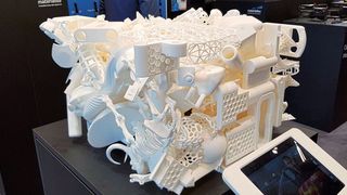 Ein voller Bauraum spart Bauteilkosten. Um bei einer optimale Bauraumausnutzung nicht die Qualität der Bauteile zu gefährenden, verwenden Softwaretools Algorithmen. Im Bild ein Beispiel von Materialise. (Bild: Dorothee Quitter)