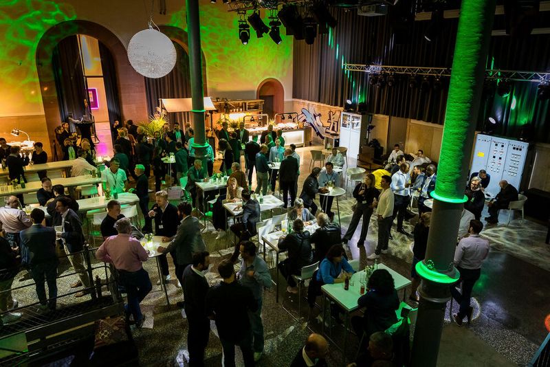 Bei der Abendveranstaltung am Vorabend der Veranstaltung im Maschinenhaus des Bürgerbräus Würzburg kamen bereits zahlreiche Teilnehmer bei gutem Essen und Trinken zusammen. Bereits hier gab es regen Austausch.  (Bild: Stefan Bausewein)