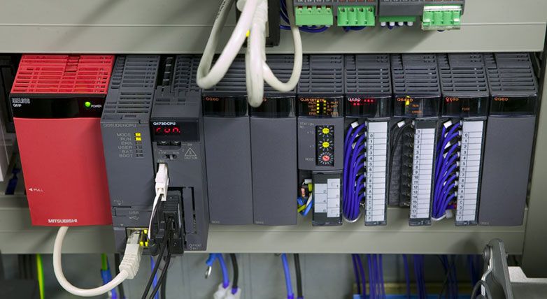 Die iQ Plattform mit integriertem Motion Controller steuert den gesamten Ablauf.  (Bild: Mitsubishi Electric)