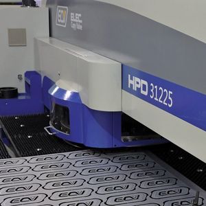 Bild 1: Beim Stanzen, Nibbeln und Umformen wird im Midrange-Bereich von der Hydraulik bei deutlich reduzierten Kosten noch volle Flexibilität und Genauigkeit gefordert.