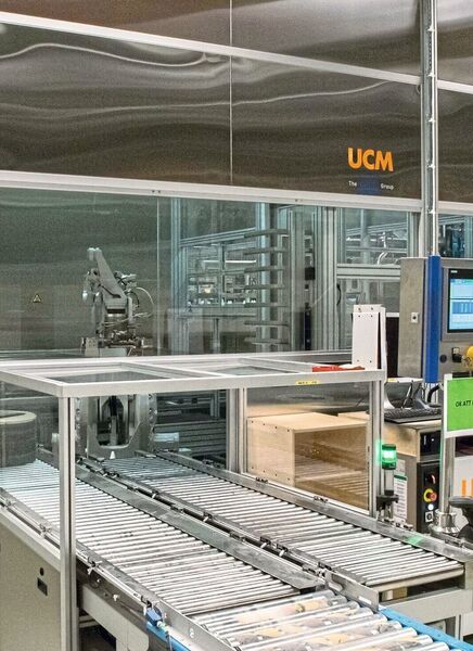 Bei dieser Anlage für die Feinstreinigung von Werkstücken in hohen Stückzahlen erledigt ein Roboter das Teilehandling.  (UCM)