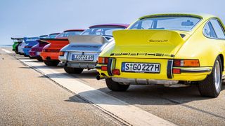 Anfangs hielten ihn etliche für ästhetisch misslungen: Der sogenannte Entenbürzel wurde zu Markenzeichen und Ikone für Porsche im Allgemeinen und den RS im Speziellen. (Bild: Porsche AG)