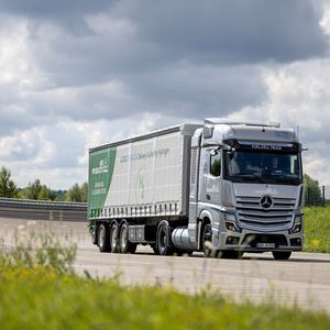 Bei den Kundentests sind fünf unterschiedliche Aufbauten unterwegs, bei fünf Unternehmen. Air Products transportiert Flaschengase in einem Planenauflieger.(Bild:  Daimler Truck AG)