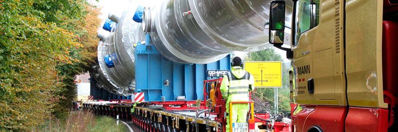 Die lichtstarke LED-Balkenanzeige ist für den Bediener der hydraulischen Anlage zur Nivellierung der Ladung gut sichtbar installiert. Die Messeinheit mit Sensor befindet sich an der blauen Trägerkonstruktion der Ladung und kann so mögliche Neigungsänderungen aufnehmen. Die lichtstarke LED-Balkenanzeige ist für den Bediener der hydraulischen Anlage zur Nivellierung der Ladung gut sichtbar installiert. Die Messeinheit mit Sensor befindet sich an der blauen Trägerkonstruktion der Ladung und kann so mögliche Neigungsänderungen aufnehmen.