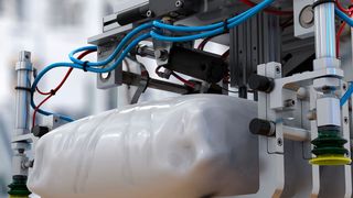 Sowohl der Arm als auch der Rahmen des Sackgreifers LBG-50 sind aus Aluminium gefertigt, was ihn robust und dennoch leicht macht, wie Piab betont. (Bild: Piab Vakuum)