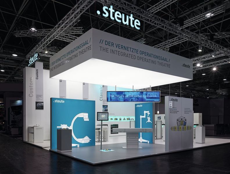 Auf seinem Stand auf der Medica hat Steute Meditec gezeigt, wie die Schnittstelle von Mensch und Medizingeräten im interoperablen OP aussieht und wie sie bedient wird. (Steute)