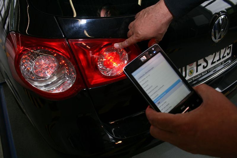 Sicherheitsrelevante Systeme, etwa das adaptive Bremslicht, können mithilfe des HU-Adapters und eines Palm überprüft werden. (Archiv: Vogel Business Media)