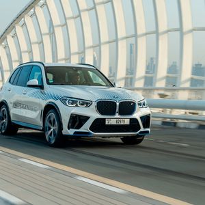 BMW hat eine nicht käufliche Kleinserie des X5, die in einer Kooperation mit Toyota ebenfalls die Mirai-Technik nutzt, produziert.(Bild:  BMW)