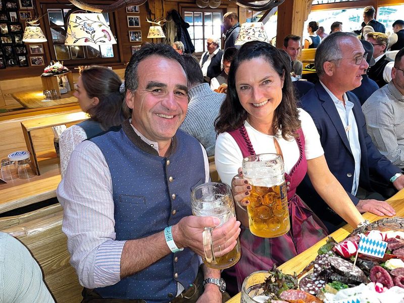 Auf eine erfolgreiche  Zusammenarbeit: Markus Adä (Exclusive Networks) mit Susanne Endress (Fortinet) (Bild: Vogel IT-Medien GmbH)