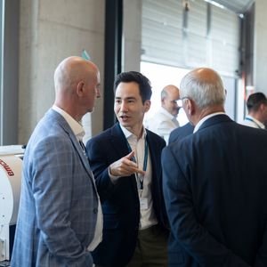 Co-CEO Yannick Berner im Gespräch mit Kunden und Partnern.(Bild:  Urma AG)