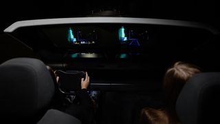 Hella setzt auf die 3D-Lichtfeldtechnik des finnischen Start-ups Distance Technologies. Der Zulieferer will damit ein Head-up-Display auf den Markt bringen. (Bild: Forvia Hella)