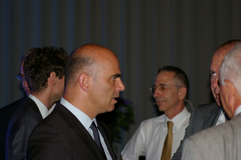 Alain Berset, Conseiller fédéral, gauche et Thomas Daume, directeur de l'Union patronale suisse au fond. (Image: MSM / JR Gonthier)