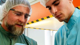 Labormeister Gerhard Sattelberger und Maximilian Wurzer (v. links) prüfen die Qualität der Elektrolumineszenz-Displays, die sie hergestellt haben. (Hochschule Landshut)