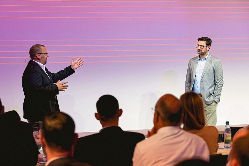 Realitätsnähe: Michael Künsebeck und Matthias Holsten gewähren Einblicke, wie es der EMS-Branche wirklich geht. (Bild: Stefan Bausewein)