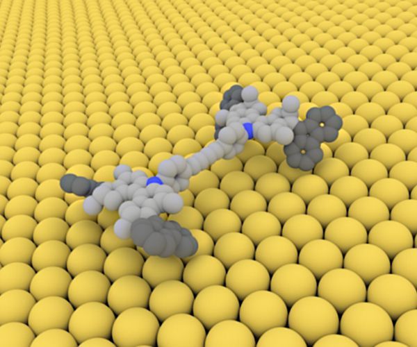 Molekül mit Allrad-Antrieb: Das Nano-Auto fährt auf seinen elektrisch angetriebenen Rädern über eine Kupferoberfläche
