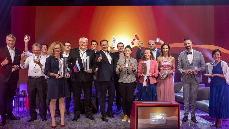 Große Freude bei den Siegern: Vertreter der Siegerteams des E-Twin-Cup 2021 mit Horst Hanschur, Leiter Retail Business Development und Customer Services von Audi (8.v.l.).